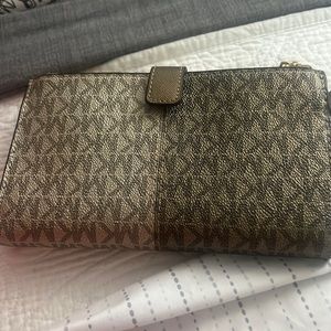 Michael kors logo jet set wristlet